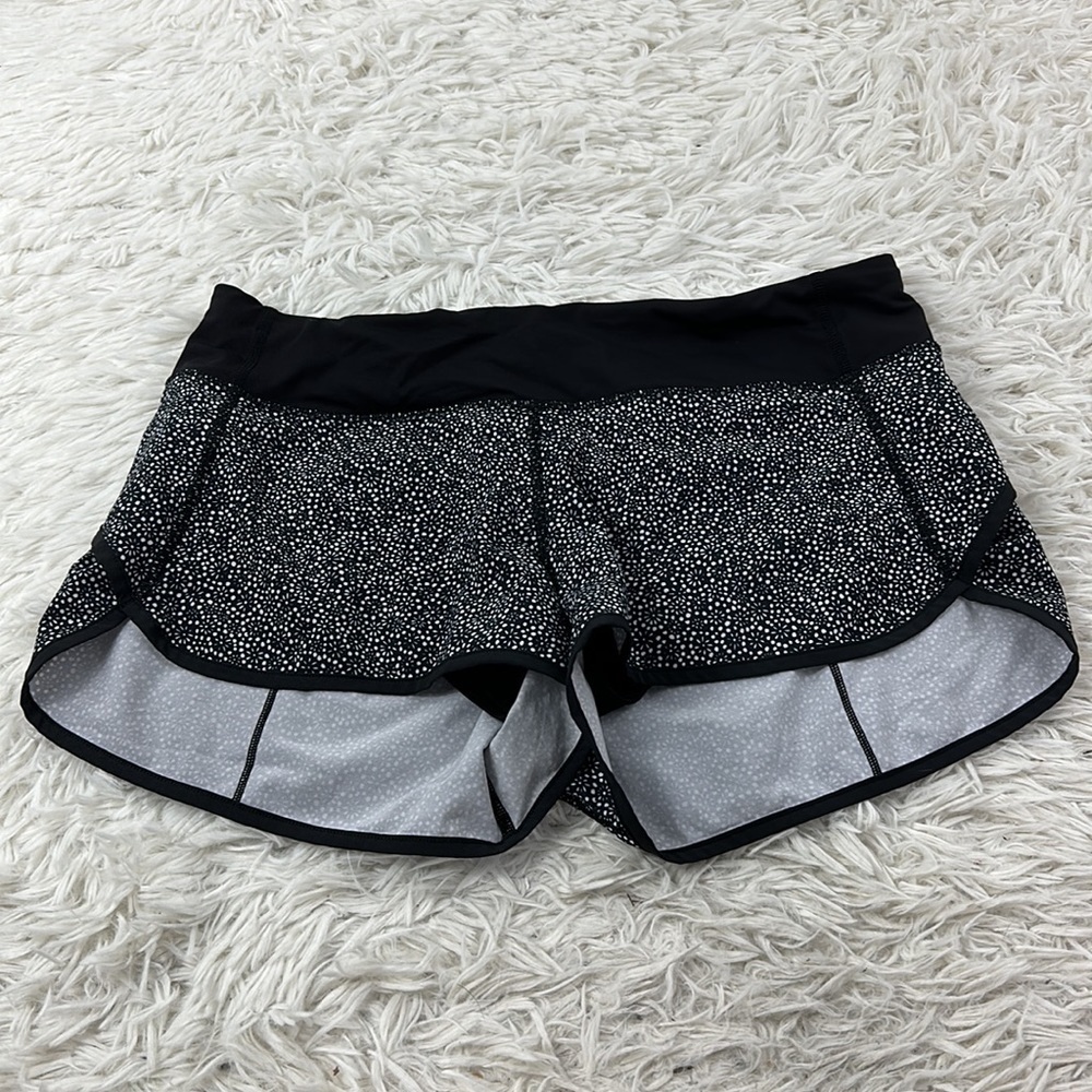 Lululemon Speed Short 4-way Stretch 2.5" Freckle Flower Black White / Black